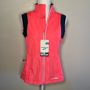 NWT Brooks Nightlife Waterproof Essentials Run Vest Bright Pink/Midnight Small